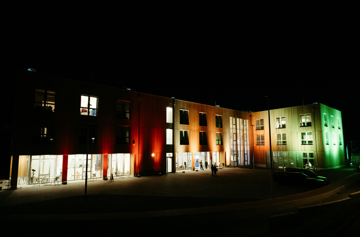 Cameo ilumina la inauguración del nuevo edificio de la Universidad De Witten/Herdecke