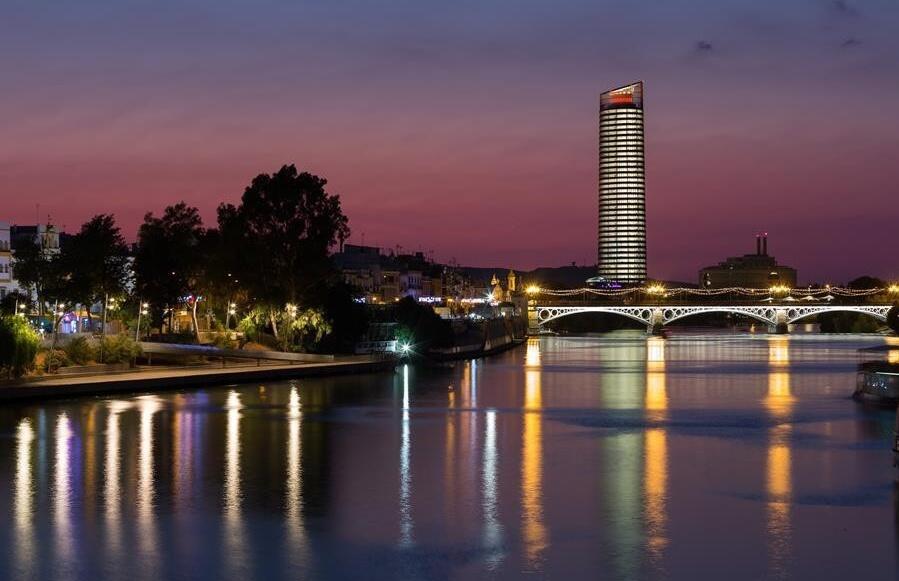 Showtec transforma la Torre Sevilla con un espectáculo de luces sin precedentes