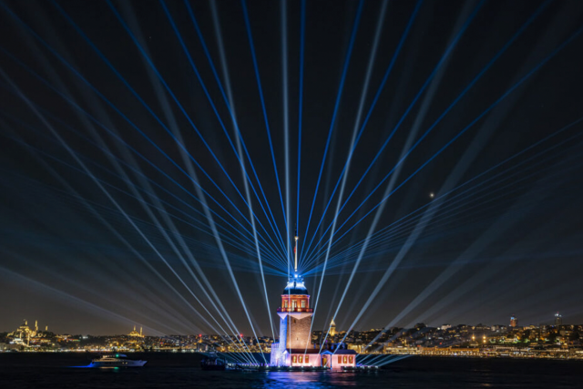 Ayrton Cobra Ilumina la Torre de la Doncella en Estambul