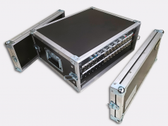 ALTAIR Complementa su Oferta de Racks de Prensa con el Nuevo RP-220 Tras más de dos décadas comercializando su exitoso RP-240, muy valorado por su robustez y facilidad de manejo, ALTAIR ha lanzado un nuevo modelo que amplía su familia de distribuidores de audio para aplicaciones portátiles. Este lanzamiento fortalece la oferta de la marca en su rama de equipamiento ProAudio y Broadcast, que ya cuenta con varios productos de gran interés, entre los que destacan precisamente sus distribuidores de audio y racks de prensa. Estos dispositivos son muy empleados en una amplia gama de aplicaciones, desde la gestión del audio en estaciones de tránsito hasta ruedas de prensa en clubes deportivos y campañas electorales. A diferencia de su "hermano mayor", el RP-240, el nuevo RP-220 es un modelo aún más simple y fácil de manejar. Este nuevo dispositivo cuenta con una unidad activa (DA-410) que controla los niveles y el enrutamiento de señales hacia las 20 salidas. Algunas funciones presentes en el RP-240, como el patch multiconector, se han suprimido en el RP-220 para simplificar su uso y reducir el coste final del producto. El RP-220 destaca por sus envidiables características técnicas, incluyendo un nivel de ruido mejor que -100dB, lo que garantiza una calidad de señal superior. Además, incorpora ayudas visuales como indicadores de clip y actividad en todas las entradas y salidas, lo que facilita su uso y asegura un monitoreo preciso. El patch panel de la unidad ofrece una conexión fácil a sus 20 salidas, cuyos niveles se controlan en grupos de 2, y a sus 4 entradas, con todas las conexiones resueltas mediante conectores XLR balanceados NEUTRIK TM y protección frente a cortocircuito en todas las salidas. Además, la unidad incorpora altavoces y un conector de auriculares para la monitorización instantánea de las señales de entrada y/o salida. Esta característica resulta especialmente útil en entornos de trabajo donde la rapidez y la precisión son cruciales. El lanzamiento del RP-220 permite a ALTAIR cubrir un espacio vacío en su catálogo, ya que la marca disponía de distribuidores de audio con 10 y 40 salidas, pero no contaba con un modelo intermedio. Esta adición no solo refuerza la oferta de la marca en su rama de herramientas ProAudio, sino que también demuestra su compromiso continuo con el desarrollo de productos que responden a las nuevas necesidades del mercado. En palabras de un representante de ALTAIR, este nuevo modelo supone "llenar" un vacío en su oferta de productos. Con esta incorporación, la empresa continúa su larga tradición en el campo del audio profesional, con la firme intención de seguir lanzando herramientas útiles para los profesionales del sector. El RP-220 es una apuesta segura para aplicaciones en las que la correcta distribución de la señal y su calidad sean cruciales. Con su diseño simplificado pero eficiente, este nuevo rack de prensa promete ser una herramienta invaluable para una variedad de escenarios, desde eventos deportivos hasta conferencias de prensa y más. En resumen, el nuevo RP-220 de ALTAIR ofrece una solución accesible y eficiente para la distribución de audio, combinando simplicidad, robustez y calidad en un solo dispositivo. Esta nueva adición refuerza la posición de ALTAIR como líder en el mercado de equipos de audio profesional y demuestra su compromiso continuo con la innovación y la satisfacción de las necesidades de sus clientes.