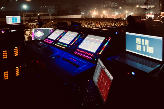 La tecnología de monitorado 3D redefine la experiencia en directo para músicos y técnicos por igual Ballimaaraan, el proyecto musical liderado por el polifacético artista indio Piyush Mishra, fusiona narrativa, rock, folk y teatro en un estilo propio, cargado de identidad poética y dramatismo sonoro. En su última gira Udankhatola, el ingeniero de monitores Piyush Joshi ha confiado en la potencia del sistema inmersivo KLANG, integrado en una consola DiGiCo Quantum 338 mediante la tarjeta DMI-KLANG, para ofrecer mezclas in-ear tridimensionales que han transformado radicalmente la experiencia escénica del grupo. Una mezcla que se siente viva “El flujo de trabajo con DMI-KLANG es completamente nativo en la Quantum 338”, afirma Joshi. “Todo, desde la asignación de mezclas hasta la colocación espacial, resulta intuitivo. Los controles de paneo inmersivo y nivel son accesibles directamente desde la superficie de la consola, sin necesidad de alternar entre dispositivos o software externo”. Este nivel de integración ha permitido a Joshi trabajar de forma más creativa y precisa, generando un entorno sonoro envolvente en el que cada músico se siente inmerso, con una percepción más natural y relajada de la mezcla. “Para una banda como Ballimaaraan, donde cada matiz cuenta, KLANG no es solo una solución técnica, es una herramienta artística”, añade. De la complejidad técnica al confort creativo En producciones tan ricas en contenido como las de Ballimaaraan, donde se emplean múltiples reverbs y capas sonoras para construir atmósferas, Joshi destaca la capacidad de KLANG para gestionar la complejidad sin comprometer la claridad. “En una mezcla estéreo, colocar los efectos sin saturar el plano sonoro siempre fue un reto. Con KLANG, puedo posicionar espacialmente cada elemento con precisión, permitiendo que respire y mantenga su profundidad emocional”. El resultado es una mezcla más limpia, con mayor separación y menor fatiga auditiva para los músicos. “Desde el primer ensayo, los comentarios fueron unánimes: todo suena más abierto y natural. Esto mejora la concentración en el escenario y reduce el cansancio en sesiones largas”. Control total desde la consola Durante la gira, Joshi se encargó directamente de todas las mezclas de monitores desde la Quantum 338, liberando a los músicos de la gestión de sus mezclas personales. Gracias a la KLANG:app, pudo desplazarse por el escenario durante las pruebas de sonido, ajustando cada mezcla en colaboración directa con los artistas. “La app me permite trabajar de forma cercana con los músicos. Hago ajustes en tiempo real, incluso en cambios de set rápidos. La fiabilidad y velocidad del sistema son cruciales cuando el tiempo apremia”, explica. Soporte y evolución técnica La tarjeta DMI-KLANG fue suministrada por HiTech Audio, y el soporte del equipo de KLANG ha sido un valor añadido clave. “Siempre están disponibles, tanto para cuestiones técnicas como para compartir ideas creativas. Su acompañamiento ha sido fundamental para desplegar el sistema con confianza en giras exigentes como esta”. Tras dos años trabajando con Ballimaaraan, Joshi afirma que el paso del IEM estéreo a la monitorización inmersiva ha sido determinante: “Una vez pruebas KLANG, no quieres volver atrás. Ha mejorado el confort, la calidad sonora y la precisión de las mezclas en directo. Y eso se nota tanto en la seguridad de los músicos como en el resultado artístico sobre el escenario”.