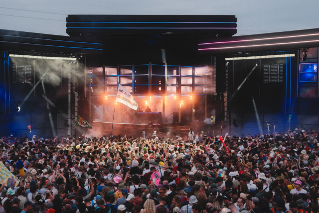 GLP Creos transforma la pista Levels de Glastonbury en un paisaje lumínico
