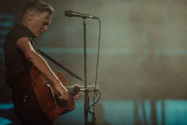 Los micrófonos Neumann capturan la esencia del “Bare Bones” de Bryan Adams en Pompeya
