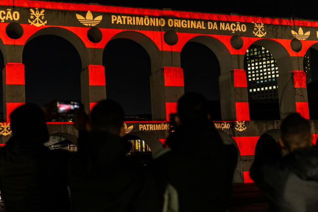 ON utiliza proyectores Christie Griffyn para iluminar los Arcos da Lapa en el lanzamiento de la nueva camiseta del Flamengo