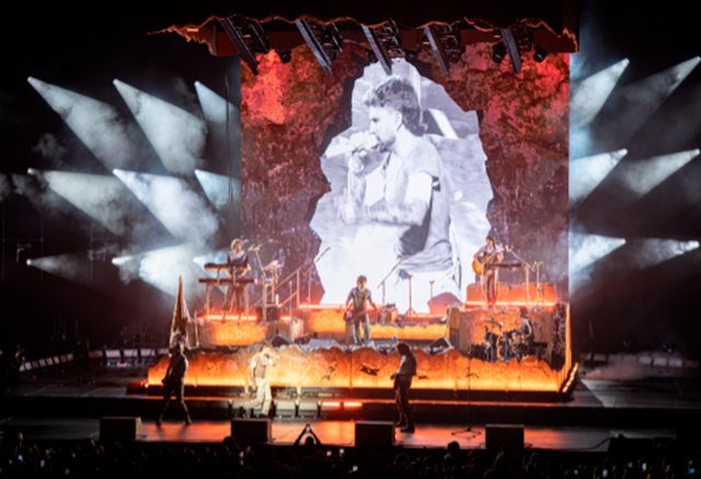 La gira de Dani Fernández da un salto técnico con un diseño lumínico de Isaac Bargiela y producción de Fluge Audiovisuales