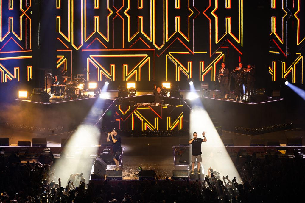 AV Stumpfl PIXERA impulsa la gira australiana de Hilltop Hoods con un flujo de vídeo 4K unificado