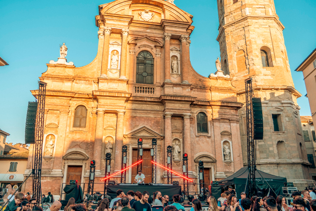 VYNI Festival convierte el centro histórico de Reggio Emilia en un gran escenario urbano con sistemas RCF y TT+ Audio