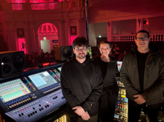 DiGiCo Quantum338: Estandarización y fiabilidad técnica en la gira mundial de Halsey . Con el spree, Palmer amplía su gama River Series con una caja de inyección directa estéreo activa y profesional con conexión USB-C, que convierte las señales de audio digitales procedentes de ordenadores portátiles, teléfonos inteligentes y tabletas, a través de USB-C, en señales analógicas balanceadas de gran calidad. Diseñado para su uso en el escenario, en el estudio y en desplazamientos, el spree permite integrar de forma fiable y sin interferencias reproductores USB-C modernos en entornos de audio profesionales. El spree de Palmer convierte la señal de audio de un dispositivo USB-C en dos salidas XLR balanceadas y, gracias a la aislamiento galvánico, garantiza una supresión eficaz de los bucles de masa y los ruidos parásitos. La conversión digital-analógica de gran calidad, con una resolución de hasta 32 bits y 192 kHz, garantiza una reproducción de audio precisa y llena de detalles, lo que convierte al spree en la solución ideal tanto para aplicaciones en directo exigentes como para su uso en estudio. El spree cuenta con un nivel de salida de micrófono/línea conmutable, lo que permite adaptarlo fácilmente a diferentes mesas de mezclas, cajas de escenario o interfaces de audio. Un interruptor Ground-Lift ofrece posibilidades adicionales para eliminar interferencias no deseadas en configuraciones complejas. El equipamiento se completa con una salida de auriculares de 6,3 mm, que puede utilizarse tanto para la monitorización directa como a modo de salida analógica adicional. Los LED de SIGNAL, SYNC y POWER ofrecen en todo momento una rápida visión general del estado. Una ventaja especial en el funcionamiento en directo es la flexibilidad de la fuente de alimentación del spree. La caja de inyección directa puede alimentarse directamente a través del dispositivo USB-C conectado o mediante la fuente de alimentación externa incluida. Cuando funciona exclusivamente con la alimentación del bus, el spree obtiene la energía del ordenador portátil, el smartphone o la tableta conectados, lo que permite utilizarlo de inmediato incluso en lugares donde no hay una fuente de alimentación adicional. Por el contrario, si se utiliza la fuente de alimentación externa, la función integrada «USB-C Power Pass-Through» permite cargar al mismo tiempo el dispositivo conectado. De este modo, el reproductor seguirá contando con un suministro de energía fiable y estará listo para funcionar incluso en eventos de larga duración. Además de las aplicaciones clásicas de playback sobre el escenario, el spree de Palmer también es ideal para creadores de contenido o para estudios domésticos. En este caso, funciona como una interfaz D/A USB-C compacta y, junto con la salida de auriculares integrada, permite una reproducción de audio sencilla y de gran calidad, sin necesidad de controladores adicionales ni hardware complejo. Su robusta carcasa metálica hace que el spree sea apto para giras y resistente para el uso diario en el escenario o en las producciones móviles. Esta caja de inyección directa estéreo USB-C activa se ha desarrollado en Alemania y cumple con los elevados estándares de calidad por los que Palmer es conocida desde hace años. El spree de Palmer estará disponible en breve a un precio de venta recomendado de 269 euros (IVA incluido).