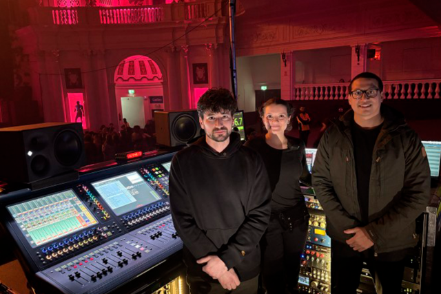 DiGiCo Quantum338- Estandarización y fiabilidad técnica en la gira mundial de Halsey_ . Con el spree, Palmer amplía su gama River Series con una caja de inyección directa estéreo activa y profesional con conexión USB-C, que convierte las señales de audio digitales procedentes de ordenadores portátiles, teléfonos inteligentes y tabletas, a través de USB-C, en señales analógicas balanceadas de gran calidad. Diseñado para su uso en el escenario, en el estudio y en desplazamientos, el spree permite integrar de forma fiable y sin interferencias reproductores USB-C modernos en entornos de audio profesionales. El spree de Palmer convierte la señal de audio de un dispositivo USB-C en dos salidas XLR balanceadas y, gracias a la aislamiento galvánico, garantiza una supresión eficaz de los bucles de masa y los ruidos parásitos. La conversión digital-analógica de gran calidad, con una resolución de hasta 32 bits y 192 kHz, garantiza una reproducción de audio precisa y llena de detalles, lo que convierte al spree en la solución ideal tanto para aplicaciones en directo exigentes como para su uso en estudio. El spree cuenta con un nivel de salida de micrófono/línea conmutable, lo que permite adaptarlo fácilmente a diferentes mesas de mezclas, cajas de escenario o interfaces de audio. Un interruptor Ground-Lift ofrece posibilidades adicionales para eliminar interferencias no deseadas en configuraciones complejas. El equipamiento se completa con una salida de auriculares de 6,3 mm, que puede utilizarse tanto para la monitorización directa como a modo de salida analógica adicional. Los LED de SIGNAL, SYNC y POWER ofrecen en todo momento una rápida visión general del estado. Una ventaja especial en el funcionamiento en directo es la flexibilidad de la fuente de alimentación del spree. La caja de inyección directa puede alimentarse directamente a través del dispositivo USB-C conectado o mediante la fuente de alimentación externa incluida. Cuando funciona exclusivamente con la alimentación del bus, el spree obtiene la energía del ordenador portátil, el smartphone o la tableta conectados, lo que permite utilizarlo de inmediato incluso en lugares donde no hay una fuente de alimentación adicional. Por el contrario, si se utiliza la fuente de alimentación externa, la función integrada «USB-C Power Pass-Through» permite cargar al mismo tiempo el dispositivo conectado. De este modo, el reproductor seguirá contando con un suministro de energía fiable y estará listo para funcionar incluso en eventos de larga duración. Además de las aplicaciones clásicas de playback sobre el escenario, el spree de Palmer también es ideal para creadores de contenido o para estudios domésticos. En este caso, funciona como una interfaz D/A USB-C compacta y, junto con la salida de auriculares integrada, permite una reproducción de audio sencilla y de gran calidad, sin necesidad de controladores adicionales ni hardware complejo. Su robusta carcasa metálica hace que el spree sea apto para giras y resistente para el uso diario en el escenario o en las producciones móviles. Esta caja de inyección directa estéreo USB-C activa se ha desarrollado en Alemania y cumple con los elevados estándares de calidad por los que Palmer es conocida desde hace años. El spree de Palmer estará disponible en breve a un precio de venta recomendado de 269 euros (IVA incluido).