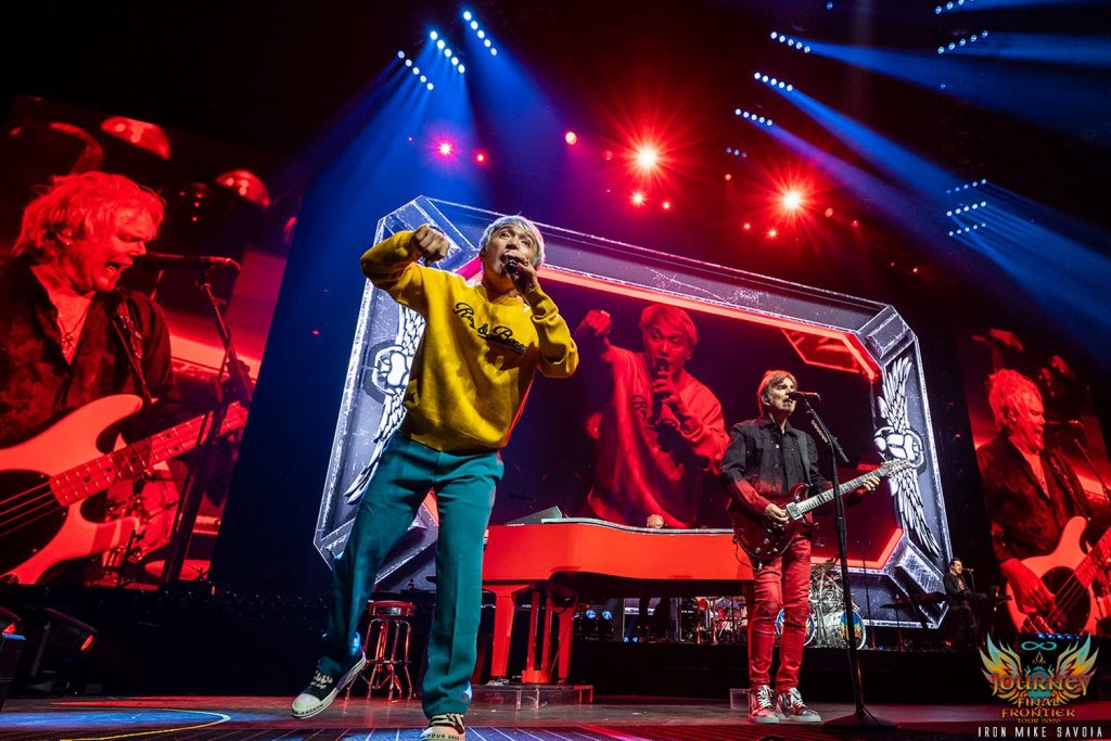 Follow-Me impulsa la gira de despedida de Journey con seguimiento 3D de 128 luminarias