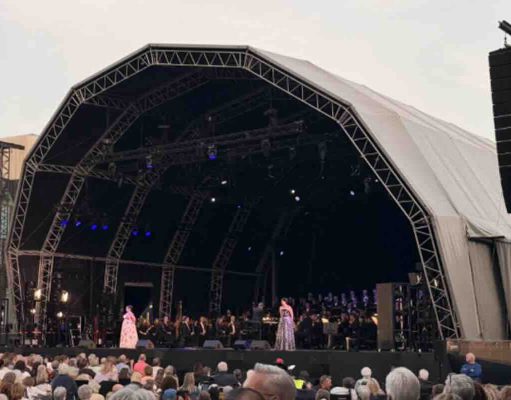 La ópera conquista las calles de ’s-Hertogenbosch con sonido ARA Opera al aire libre con sonido ARA en el corazón de ’s-Hertogenbosch Opera op de Parade reunió a miles de personas en la Parade de ’s-Hertogenbosch, en el sur de Países Bajos, para disfrutar de dos noches de ópera y música clásica al aire libre. El festival, organizado por Opera Zuid, Philzuid y Theater aan de Parade, regresó en 2026 con una edición especial marcada por su 20 aniversario y por una programación concebida para acercar la ópera a públicos muy diversos. La primera jornada estuvo dedicada a la Opera Singalong, una propuesta participativa en la que el público no solo asistió como espectador, sino que formó parte de la experiencia cantando junto a Philzuid, solistas de la International Vocal Competition ’s-Hertogenbosch y Brabant Koor. La segunda noche tuvo como protagonista L’Étoile, la ópera de Emmanuel Chabrier, una obra de carácter satírico, llena de humor y giros inesperados, que transformó la plaza en un gran teatro al aire libre. Para esta edición, la producción técnica estuvo a cargo de Tintaan, con Marty Brugmans como responsable de producción. Jannes Noorman se encargó de la mezcla de FOH, mientras que Miguel Augusto asumió la configuración y optimización del sistema. La solución de sonido se articuló a través de Unlimited Vision & Sound, empresa neerlandesa especializada en soluciones audiovisuales para eventos, con el apoyo de TSL Production y LSP, que aportaron parte del sistema utilizado para la producción. La coordinación local contó además con la implicación del equipo DAS AUDIO Benelux, con Henri y Rob desempeñando un papel clave en el seguimiento del proyecto, la conexión entre los diferentes equipos y el apoyo necesario para que la solución respondiera a las necesidades reales del evento. Reto: claridad, cobertura y control en un entorno abierto El principal reto técnico era trasladar la precisión de una producción operística a un espacio urbano abierto, con un público distribuido en una plaza amplia y sin las condiciones acústicas controladas de un teatro. En un evento de estas características, la cobertura debe ser uniforme, la inteligibilidad vocal resulta crítica y el sistema debe mantener la naturalidad de las voces y de la orquesta sin alterar la dinámica propia de la interpretación. A estas exigencias se sumaba la propia naturaleza del festival. La Opera Singalong requería un sistema capaz de acompañar una experiencia participativa, con miles de asistentes cantando y siguiendo la música en directo, mientras que L’Étoile exigía una reproducción más teatral, con mayor atención al detalle vocal, a los matices orquestales y a la integración entre música, escena y espacio. El entorno de la Parade, en pleno centro de ’s-Hertogenbosch, añadía además una necesidad clave: controlar con precisión la energía proyectada fuera del área de audiencia. En una producción al aire libre y en un contexto urbano, no basta con alcanzar presión sonora suficiente. Es necesario dirigir el sonido hacia el público, reducir la energía no deseada sobre el escenario y limitar la propagación hacia las zonas próximas de la ciudad. Solución: una configuración cardioide ARA para una experiencia operística al aire libre Para responder a estas necesidades, el sistema principal se configuró con 26 MARA, apoyados por 12 LARA-SUB y 10 ARA-P28. La elección de MARA y LARA-SUB resultó especialmente relevante por su diseño cardioide, que permitió mejorar el control de la directividad tanto en medias y bajas frecuencias como en el rango grave del sistema. En un evento al aire libre, esta capacidad de control aporta ventajas muy concretas. Por un lado, reduce la energía proyectada hacia la parte posterior del sistema, disminuyendo el nivel de sonido sobre el escenario y facilitando el trabajo de artistas, músicos y equipo técnico. Por otro, ayuda a contener la dispersión sonora hacia el entorno urbano, algo especialmente importante en una plaza situada en el centro de la ciudad. Los sistemas MARA proporcionaron la base principal de cobertura para la audiencia, con una respuesta diseñada para mantener claridad, definición y consistencia en un formato compacto, pero con la misma filosofía de control de la serie ARA. Su comportamiento permitió cubrir una audiencia amplia con una dispersión horizontal especialmente uniforme, manteniendo una experiencia sonora coherente en diferentes zonas de la plaza. Los LARA-SUB aportaron el refuerzo en bajas frecuencias necesario para sostener la dimensión musical del evento, manteniendo un comportamiento cardioide que contribuyó a reducir la energía no deseada detrás del sistema y a mejorar la limpieza general de la mezcla. Los ARA-P28 completaron la configuración para reforzar zonas específicas de cobertura y mejorar la experiencia del público en áreas donde era necesario un apoyo adicional. La combinación de estos sistemas permitió adaptar la respuesta a las características de la Parade, manteniendo un equilibrio entre presión sonora, inteligibilidad, naturalidad tímbrica y control de la dispersión. La coordinación entre Tintaan, Unlimited Vision & Sound, TSL Production, LSP y el equipo técnico de DAS AUDIO permitió implementar una solución ajustada a las necesidades reales del evento. El trabajo de Miguel Augusto como técnico de sistema fue clave para optimizar la configuración, ajustar la cobertura y garantizar que el sistema respondiera de forma precisa tanto durante la Opera Singalong como en la representación de L’Étoile. Conclusión: “Lo que más nos sorprendió fue la dispersión horizontal del sistema” La respuesta del sistema superó las expectativas del equipo técnico y de producción, que destacó especialmente la claridad, el control y la naturalidad conseguidos en una plaza abierta y en pleno entorno urbano. “Lo que más nos sorprendió fue la dispersión horizontal del sistema. En una plaza abierta, con una audiencia distribuida de forma muy amplia, necesitábamos una cobertura consistente, natural y bien controlada. El sistema consiguió mantener esa sensación de uniformidad sin perder definición ni generar más energía de la necesaria fuera del área de audiencia”, señaló Marty Brugmans, responsable de producción de Tintaan. Desde FOH, Jannes Noorman también valoró la respuesta del sistema durante las dos jornadas del festival. “Para ópera al aire libre, la inteligibilidad y la dinámica son fundamentales. El sistema ofreció una imagen muy estable, con voces claras, una respuesta musical muy natural y un escenario más limpio de lo habitual en este tipo de producciones”, explicó. La edición 2026 de Opera op de Parade demostró cómo una configuración basada en la serie ARA puede trasladar la precisión de una producción escénica a un espacio urbano abierto, manteniendo el equilibrio entre cobertura, control, reducción de energía no deseada y calidad sonora. La colaboración entre Theater aan de Parade, Unlimited Vision & Sound, Tintaan, TSL Production, LSP, Rob Pigmans y el equipo DAS AUDIO Benelux hizo posible una experiencia en la que la ópera se vivió de forma cercana, participativa y con un alto nivel técnico. Créditos del proyecto Evento: Opera op de Parade Producción: Tintaan Responsable de producción: Marty Brugmans FOH: Jannes Noorman Técnico de sistema: Miguel Augusto Sistema: DAS AUDIO Rental partners: TSL Production y LSP Coordinación local: DAS AUDIO Benelux, Henri y Rob Con la colaboración de: Theater aan de Parade, Unlimited Vision & Sound y Rob Pigmans