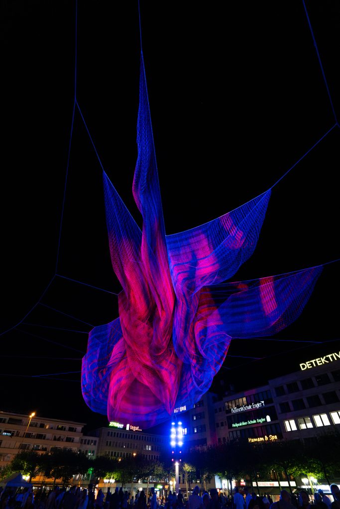 Tres socios, una obra de arte: TLD, Neumann & Müller y Cameo hacen brillar «de esperanza» el cielo de Frankfurt