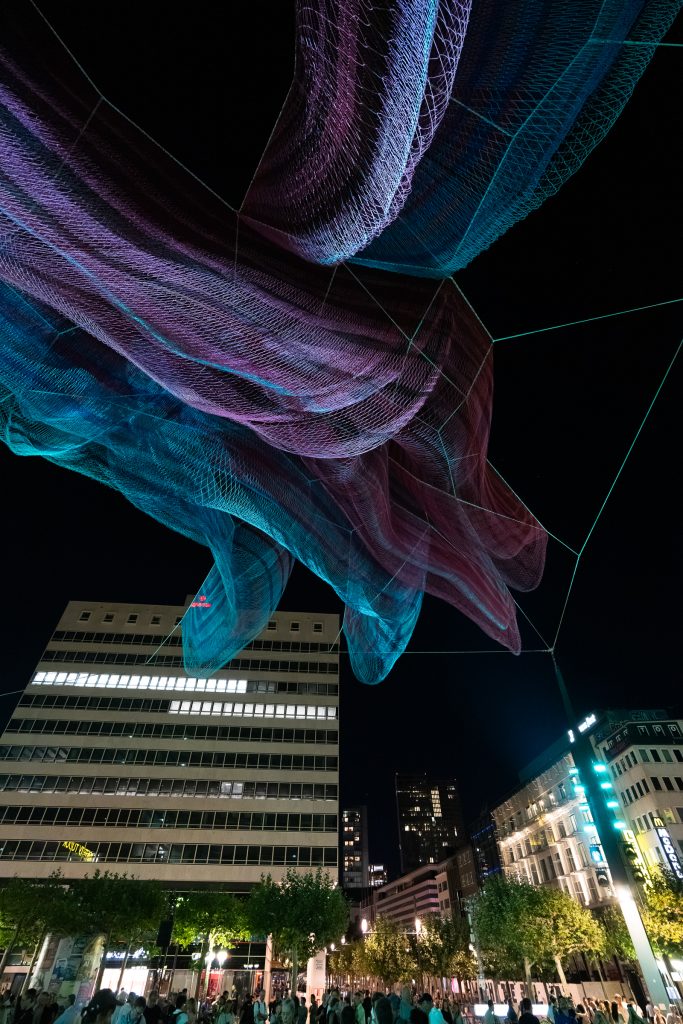 Tres socios, una obra de arte: TLD, Neumann & Müller y Cameo hacen brillar «de esperanza» el cielo de Frankfurt