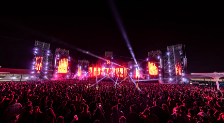 El verano de 2026 ha vuelto a situar las soluciones de MA Lighting y Martin en algunos de los grandes escenarios de la música en directo. Durante estos meses, las consolas grandMA3 y las luminarias Martin han formado parte de numerosas producciones de gran formato en España, desde festivales multitudinarios hasta giras, conciertos en grandes recintos y otros espectáculos.
A través de diferentes empresas de producción técnica y rental, las tecnologías de ambas marcas han acompañado a diseñadores y operadores de iluminación en producciones de distintas escalas y niveles de complejidad, consolidando su presencia en el directo profesional.
Una temporada de festivales y grandes citas musicales
Entre las citas destacadas de este verano se encuentran Río Babel, Cruïlla, La Velada del Año y Vive Latino España, festivales en los que las soluciones de MA Lighting han estado presentes.
Además, SeeSound ha acompañado a los profesionales de la iluminación durante esta temporada con soporte técnico especializado. El equipo ha estado presente ofreciendo asistencia a los operadores y técnicos de MA Lighting durante los montajes y el desarrollo de los shows.
El calendario estival ha sumado también otras grandes citas musicales. En Mad Cool Festival, celebrado en Madrid del 8 al 11 de julio, Fluge Audiovisuales contó con dos consolas grandMA3 para el control de iluminación, dentro de un despliegue que también incorporó luminarias Martin MAC Viper XIP y Martin MAC Aura Raven XIP.
Martin MAC Viper XIP Martin MAC Aura Raven XIP
También Bilbao BBK Live, que celebró este año su vigésima edición, contó con diferentes sistemas de control de iluminación, entre ellos soluciones grandMA3, dentro de un despliegue que combinó equipos de diferentes fabricantes, incluido Martin.
El recorrido por los grandes festivales del verano incluye también citas como Dreambeach y Cook Music Fest, con consolas MA Lighting integradas en sus sistemas de iluminación. En el caso de Cook Music Fest, Fluge Audiovisuales estuvo al frente de la producción técnica de los conciertos de Don Omar celebrados en Sevilla y Barcelona, con sistemas de control de iluminación basados en grandMA3.
Fotografía cedida por Fluge Audiovisuales
En Dipufest Fluge Audiovisuales, también confió en la tecnología de ambas marcas, e incluyó una grandMA3 Full Size junto a luminarias Martin ERA 800, demostrando nuevamente la combinación de control y fuentes de luz de ambas marcas en producciones de gran formato.
Martin Era 800
De los festivales a los grandes conciertos
Más allá de los festivales, la temporada ha estado marcada por numerosas giras y conciertos en los que MA Lighting y Martin han formado parte de las producciones técnicas.
Uno de los ejemplos más destacados es Aitana, que ha iniciado su nueva gira mundial con Fluge Audiovisuales al frente del diseño y suministro técnico. La producción incorpora dos grandMA3 Full Size para el control de la iluminación, junto a 30 unidades Martin MAC Viper XIP.
También Dani Fernández cuenta en su gira con un ecosistema basado en MA Lighting y Martin. El sistema de control está formado por dos grandMA3 Full Size y dos Processing Unit L, mientras que el rig de iluminación incorpora soluciones Martin MAC Viper XIP, una combinación orientada a garantizar fiabilidad y consistencia en una producción de formato touring.
Por su parte, David Bisbal ha llevado las soluciones de ambas marcas a su gira de festivales de verano. Para este proyecto, Fluge Audiovisuales ha desarrollado el despliegue técnico de iluminación, que incorpora 16 Martin MAC Aura Raven XIP y 22 Martin MAC One, junto a una grandMA3 Full Size de MA Lighting para el control del sistema.
Otro de los grandes despliegues de la temporada ha sido el de Manuel Carrasco en el Estadio La Cartuja de Sevilla. El artista ha celebrado este verano cuatro conciertos en el estadio sevillano ante más de 250.000 espectadores. En esta ocasión, Fluge Audiovisuales suministró un amplio despliegue de iluminación formado, entre otras luminarias, por 78 Martin MAC Ultra Performance, 40 Martin MAC Aura Raven XIP y 24 Martin MAC One. El control de todo el sistema se realizó mediante cuatro grandMA3 Full Size de MA Lighting.
Fotografía cedida por Fluge Audiovisuales
Una presencia que se extiende a otros grandes espectáculos
Más allá de festivales y giras, 2026 también ha llevado estas soluciones a otros grandes eventos y producciones.
En la gala de los Premios de la Academia de la Música de España, Fluge Audiovisuales volvió a confiar en una grandMA3 Full Size para el control de iluminación, junto a 44 Martin MAC One y 18 Martin Rush PAR 2.
Martin MAC ONE Martin Rush Par 2
El directo en grandes recintos ha sido otro de los escenarios en los que las consolas grandMA3 han asumido el control de la iluminación. Entre ellos, el regreso de Limp Bizkit al Movistar Arena de Madrid y el concierto de Morrissey en el mismo recinto, así como el cierre de la gira aniversario de Kase.O en Rocanrola.
La versatilidad de la plataforma también se ha puesto de manifiesto en otros formatos de espectáculo. En Zaragoza, la representación de Il Trovatore en el Palacio de la Aljafería contó con una grandMA3 para el control del sistema de iluminación, integrando la tecnología de control en una producción escénica desarrollada en un espacio histórico.
Asimismo, Hombres G ha contado con una grandMA3 Full Size para el control de la iluminación en el formato completo de su gira Los mejores años de nuestra vida, cuyo equipamiento técnico ha sido suministrado por Fluge Audiovisuales. Las consolas de MA Lighting también han formado parte de los eventos celebrados en IFEMA Madrid, donde se han desarrollado diferentes citas como I Love Reggaetón, Love the 90s y Love the Twenties.
Fotografía cedida por Fluge Audiovisuales
Por su parte, SIM Producciones ha reforzado su parque técnico con una grandMA3 Light y 16 proyectores Martin ERA 800 que ya ha formado parte de producciones como el concierto de Manuel Turizo celebrado el pasado julio en Melilla.
La expansión de la plataforma grandMA3 entre las empresas de producción y alquiler también queda reflejada en la incorporación de cuatro grandMA3 Full Size por parte de Arenas Audio, ampliando su capacidad para afrontar producciones de directo y eventos de gran formato.
Una plataforma para las producciones más exigentes
La diversidad de proyectos en los que han estado presentes MA Lighting y Martin durante este verano refleja las diferentes necesidades a las que deben responder actualmente los sistemas de iluminación profesional.
Desde festivales con múltiples escenarios hasta giras, conciertos en grandes estadios, galas y producciones de gran complejidad técnica, las soluciones de grandMA3 aportan las herramientas de control necesarias para gestionar sistemas de iluminación de diferentes escalas, mientras que las luminarias Martin permiten construir diseños capaces de adaptarse a las exigencias de cada espectáculo.