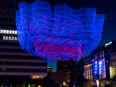 Tres socios, una obra de arte: TLD, Neumann & Müller y Cameo hacen brillar «de esperanza» el cielo de Frankfurt Tres socios, una obra de arte: TLD, Neumann & Müller y Cameo hacen brillar «de esperanza» el cielo de Frankfurt