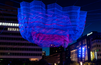 Tres socios, una obra de arte: TLD, Neumann & Müller y Cameo hacen brillar «de esperanza» el cielo de Frankfurt Tres socios, una obra de arte: TLD, Neumann & Müller y Cameo hacen brillar «de esperanza» el cielo de Frankfurt