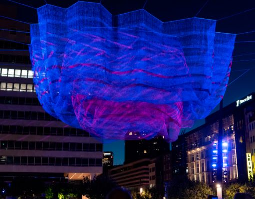 Tres socios, una obra de arte: TLD, Neumann & Müller y Cameo hacen brillar «de esperanza» el cielo de Frankfurt Tres socios, una obra de arte: TLD, Neumann & Müller y Cameo hacen brillar «de esperanza» el cielo de Frankfurt