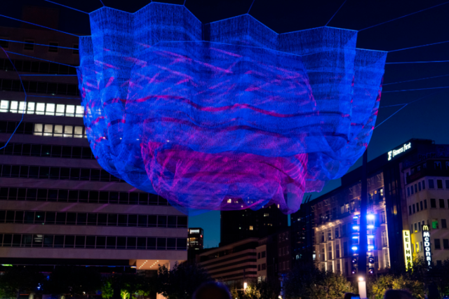 Tres socios, una obra de arte- TLD, Neumann & Müller y Cameo hacen brillar «de esperanza» el cielo de Frankfurt_ Tres socios, una obra de arte: TLD, Neumann & Müller y Cameo hacen brillar «de esperanza» el cielo de Frankfurt