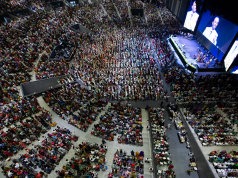 New Life Worship Center apuesta por grandMA3 para el control de iluminación de su nuevo recinto en Chennai El espacio, con capacidad para 25.000 personas, incorpora una consola grandMA3 light para gestionar alrededor de 180 luminarias en producciones en directo, servicios religiosos y retransmisiones audiovisuales. El New Life Assembly of God (NLAG) Worship Center, situado en Chennai, al sur de la India, ha incorporado una consola grandMA3 light de MA Lighting como sistema principal de control de iluminación de sus nuevas instalaciones. El recinto multifuncional, con capacidad para 25.000 asistentes, está diseñado para acoger servicios religiosos, conciertos, conferencias y producciones audiovisuales de gran formato. El proyecto, dirigido por el pastor ejecutivo Benjamin Mohan, planteaba la necesidad de disponer de una plataforma de control flexible, fiable y preparada para futuras ampliaciones. Entre los requisitos principales se encontraban la posibilidad de almacenar y recuperar escenas y programaciones de forma consistente, así como gestionar diferentes configuraciones de iluminación en función de las características de cada evento. La instalación cuenta con aproximadamente 180 luminarias distribuidas en cinco estructuras truss, controladas mediante múltiples universos DMX. La infraestructura combina la consola grandMA3 light con nodos de red de terceros y 28 distribuidores DMX, formando un sistema que centraliza la programación, la reproducción de secuencias, la ejecución de cues y los eventos sincronizados mediante código de tiempo. Un sistema de control adaptable a diferentes producciones La configuración diáfana del recinto permite modificar la disposición del escenario y del público según las necesidades de cada celebración o producción. Esta versatilidad exige un sistema de iluminación capaz de adaptarse a distintos equipos técnicos, operadores y formatos de espectáculo. Según explica Theophorus Samuel, director de iluminación de NLAG, una de las características determinantes para seleccionar grandMA3 fue su capacidad de trabajo multiusuario. Esta funcionalidad permite que varios operadores y voluntarios trabajen simultáneamente sobre un mismo archivo de espectáculo, facilitando la coordinación durante la preparación y ejecución de los eventos. La arquitectura de red se ha diseñado teniendo en cuenta la escalabilidad, la redundancia y la continuidad operativa, tanto en los servicios habituales como en las producciones de mayor complejidad. En cuanto a la distribución de las luminarias, la primera estructura truss incorpora principalmente proyectores de perfil destinados a la iluminación principal del escenario y a aplicaciones específicas. Las cuatro restantes combinan cabezas móviles wash, spot y luminarias blinder. Samuel señala que el objetivo durante los servicios habituales es crear un entorno inmersivo y confortable, evitando efectos excesivos que puedan distraer a los asistentes. La iluminación debe acompañar el desarrollo de cada celebración y contribuir a la experiencia visual sin adquirir un protagonismo innecesario. Esta filosofía también responde a la creciente importancia de las retransmisiones televisivas y el streaming en los centros religiosos del sur de la India, donde la iluminación escénica desempeña un papel cada vez más relevante en la calidad de las producciones audiovisuales. Programación colaborativa y visualización 3D La elección de grandMA3 supuso un cambio respecto a los sistemas de control utilizados anteriormente por NLAG en sus otras instalaciones de Chennai. Durante la fase de diseño del nuevo recinto, las consultoras Salas O'Brien y HouseRight desarrollaron los conceptos audiovisuales, acústicos y los diseños esquemáticos en colaboración con el estudio internacional de arquitectura Populous y el equipo de NLAG. HouseRight propuso inicialmente la incorporación de grandMA3, una recomendación que posteriormente fue evaluada por Benjamin Mohan y Theophorus Samuel. En el desarrollo y la implementación del proyecto también participaron Franco Zaghini, director de desarrollo de negocio de MA Lighting, el diseñador de iluminación local Viju y Manuel Raj, director de medios de NLAG. Uno de los aspectos más valorados por el equipo técnico es la integración de grandMA3 con los formatos GDTF y MVR, utilizados para la gestión de perfiles de luminarias, las copias de seguridad y la preparación de entornos de previsualización tridimensional. Esta compatibilidad facilita la correspondencia entre la programación y la representación virtual de los equipos, además de simplificar la preparación de diferentes configuraciones de espectáculo. Samuel destaca igualmente las herramientas de programación Recipes, Cues y Sequences, que permiten realizar modificaciones sobre múltiples luminarias y actualizar contenidos sin necesidad de reconstruir por completo los espectáculos. Estas funciones resultan especialmente útiles en un recinto que trabaja con diferentes equipos de producción y operadores voluntarios. Los recursos de ayuda integrados en grandMA3 también contribuyen a la formación de nuevos usuarios y a la resolución de incidencias durante la operación. Soporte técnico y puesta en marcha La consola grandMA3 light fue suministrada por Hi-Tech Audio & Image, distribuidor oficial de MA Lighting en India, que también proporcionó asistencia técnica durante el proyecto. Con el nuevo sistema en funcionamiento, NLAG dispone de una infraestructura de control preparada para gestionar tanto sus servicios semanales como conciertos, encuentros juveniles, representaciones teatrales y otros eventos de gran formato. Para Benjamin Mohan, el resultado más importante es conseguir que todos los elementos técnicos funcionen de manera coordinada y que la tecnología contribuya a la experiencia de los asistentes sin interferir en el desarrollo de las celebraciones.